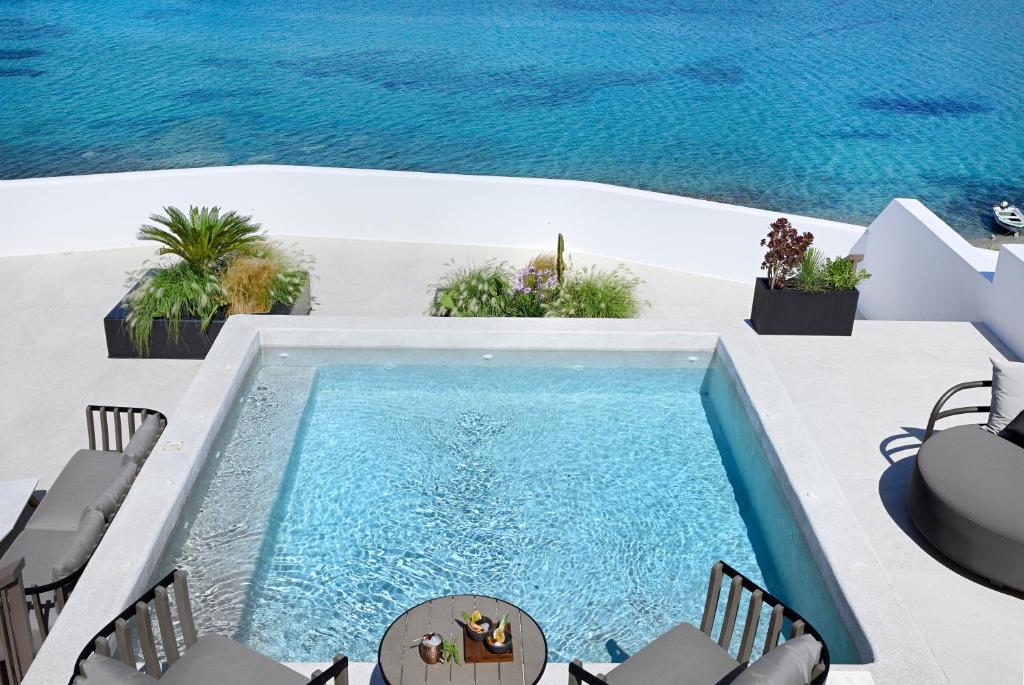 aeonic-suites-and-spa-private-pool-hotels-greece-3 Aeonic Suites and Spa pool 2