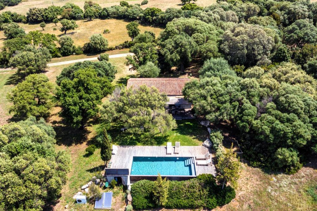domaine-de-peretti-della-rocca-private-pool-hotels-france-2 Domaine de Peretti della Rocca drone view