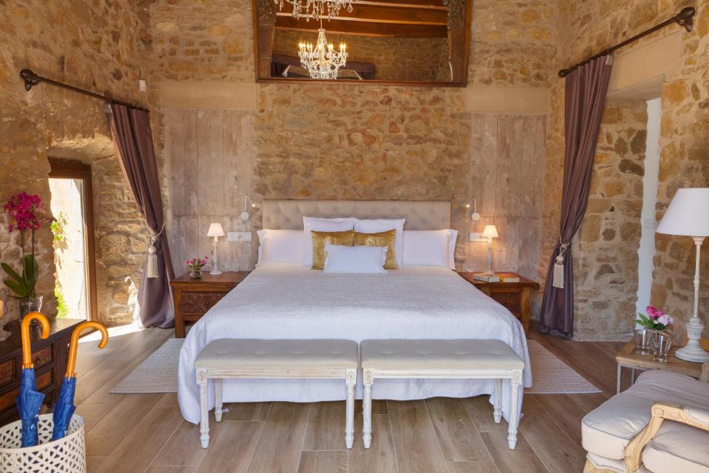 el-raco-de-madremanya-private-pool-hotels-spain-madremanya-3 Hostal Palouet de Segarra room