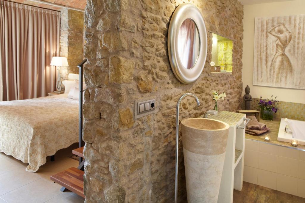 el-raco-de-madremanya-private-pool-hotels-spain-madremanya-4 Hostal Palouet de Segarra bath
