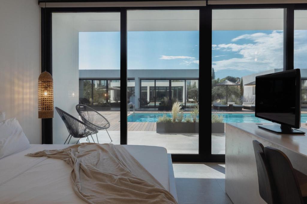 hooga-feel-the-cosiness-mysa-restaurant-private-pool-hotels-greece-5 HOOGA Feel The Cosiness & Mysa Restaurant room
