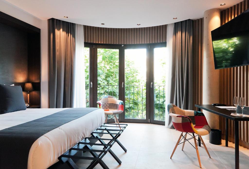 vila-arenys-hotel-private-pool-hotels-spain-arenys-de-mar-2 Vila Arenys Hotel tv