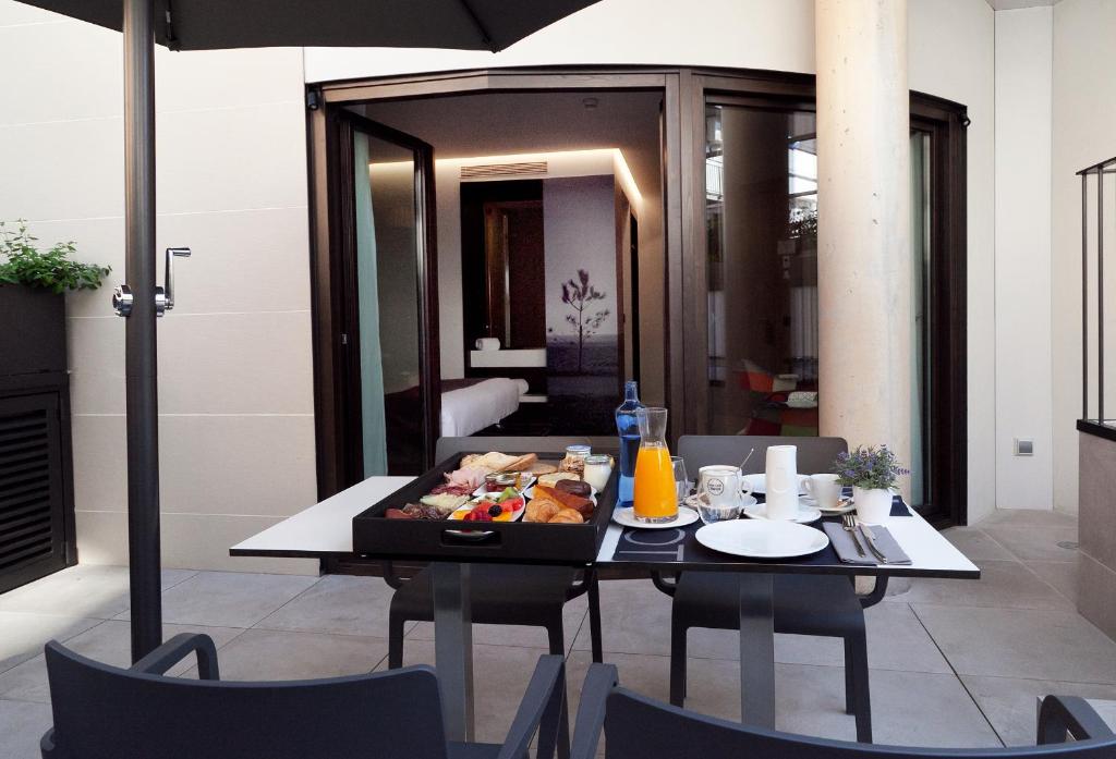 vila-arenys-hotel-private-pool-hotels-spain-arenys-de-mar-4 Vila Arenys Hotel breakfast