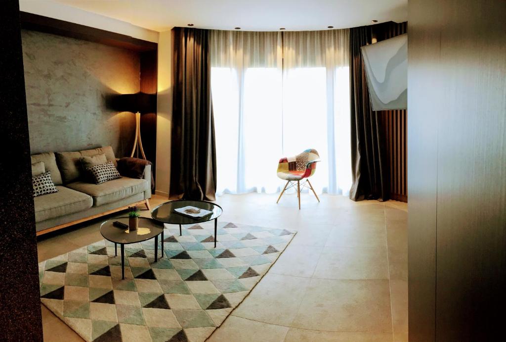 vila-arenys-hotel-private-pool-hotels-spain-arenys-de-mar-5 Vila Arenys Hotel indoor 2